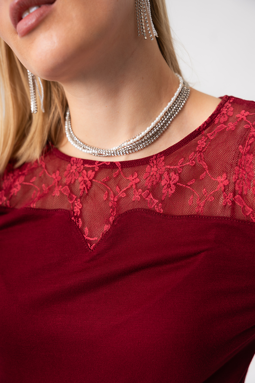 Le collier chaînes multiples avec perles