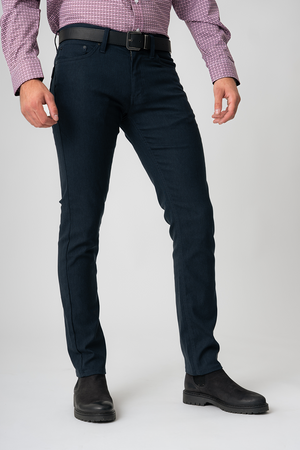 Ultra stretchy navy pants | Model Rafael