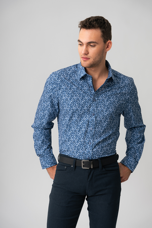 The stretchy all-over printed shirt | Model Ben