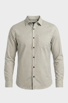 La chemise blanche à motif géométrique