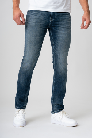 Le jeans droit délavé