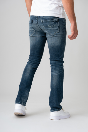 Le jeans droit délavé