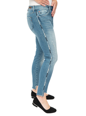 Jeans Mavi Adriana avec jambes effilochées. Taille moyenne.